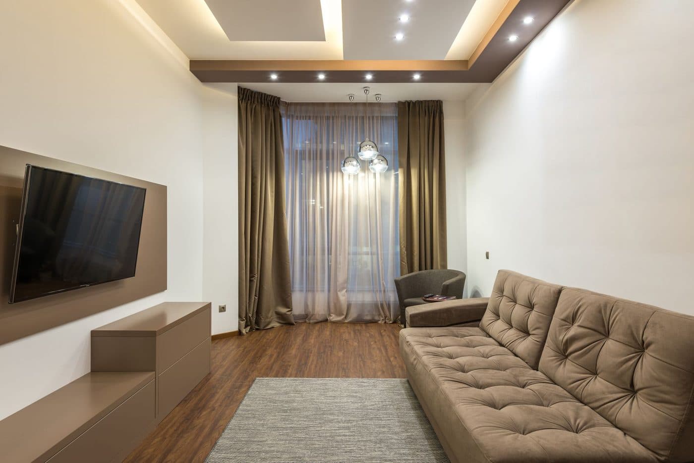 Spots LED encastrés installés au plafond d'une pièce rénovée