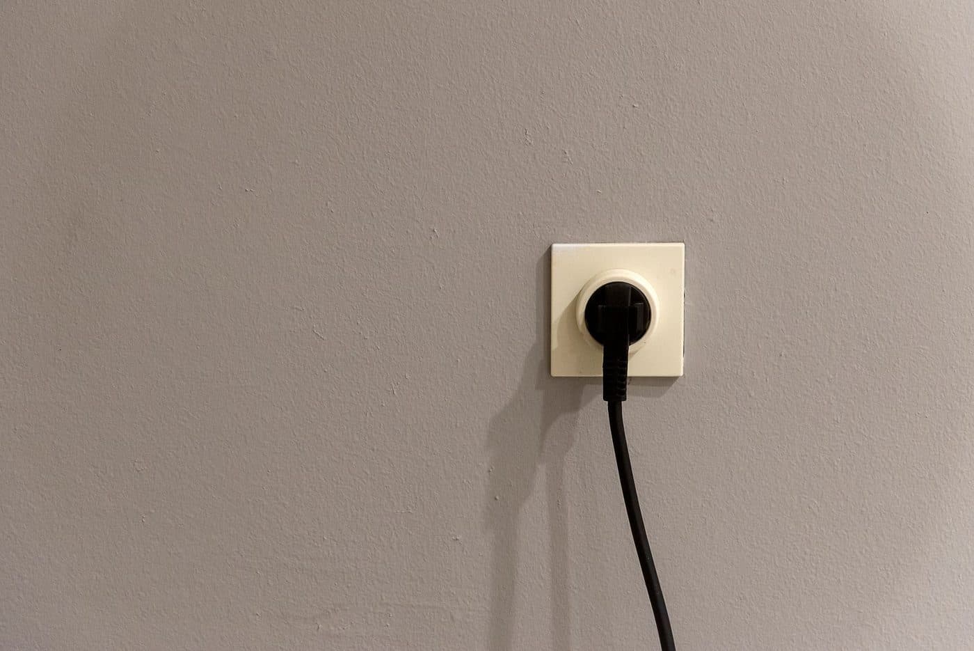 Prise électrique aux normes avec broche de terre visible