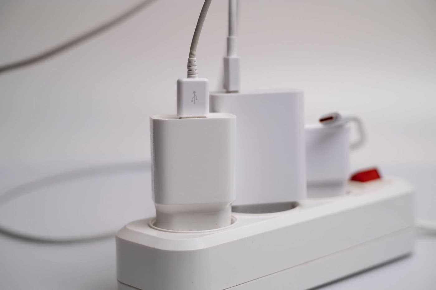 Prise électrique murale examinée de près