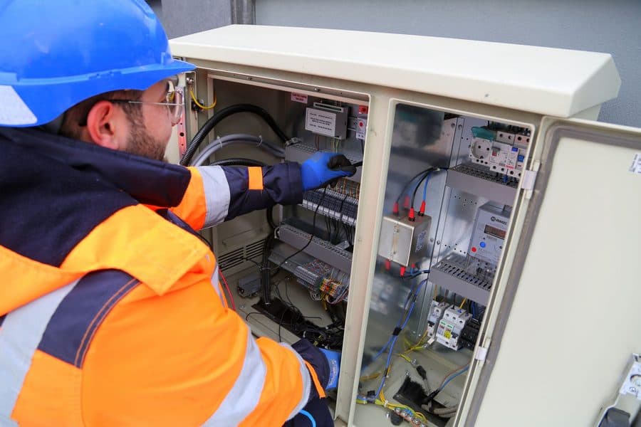 Électricien inspectant une armoire électrique