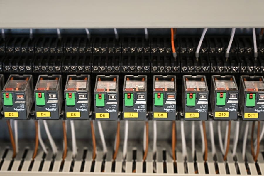 Disjoncteurs Schneider Electric alignés