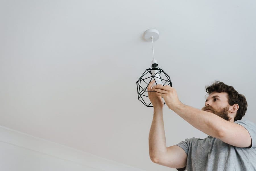Installation d'un luminaire au plafond